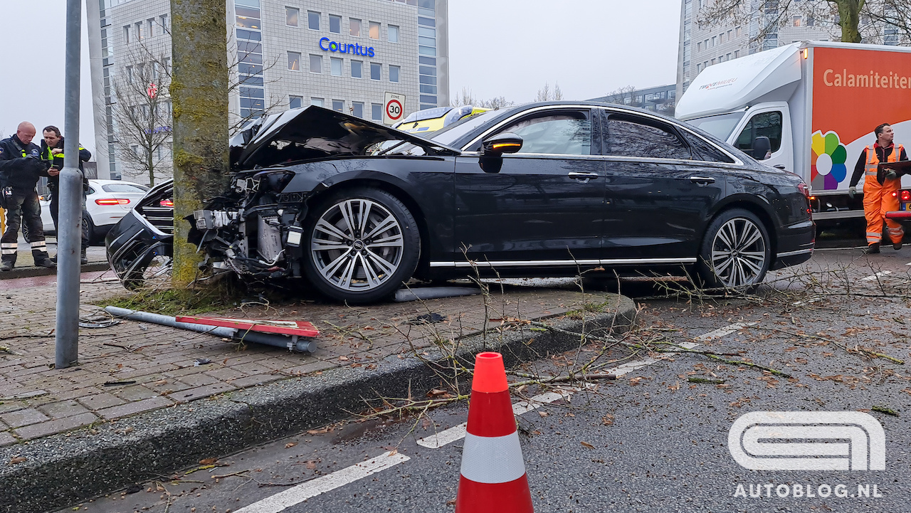 Ravage op de Zuiderval in Enschede: net ingevoerde Audi A8 total loss