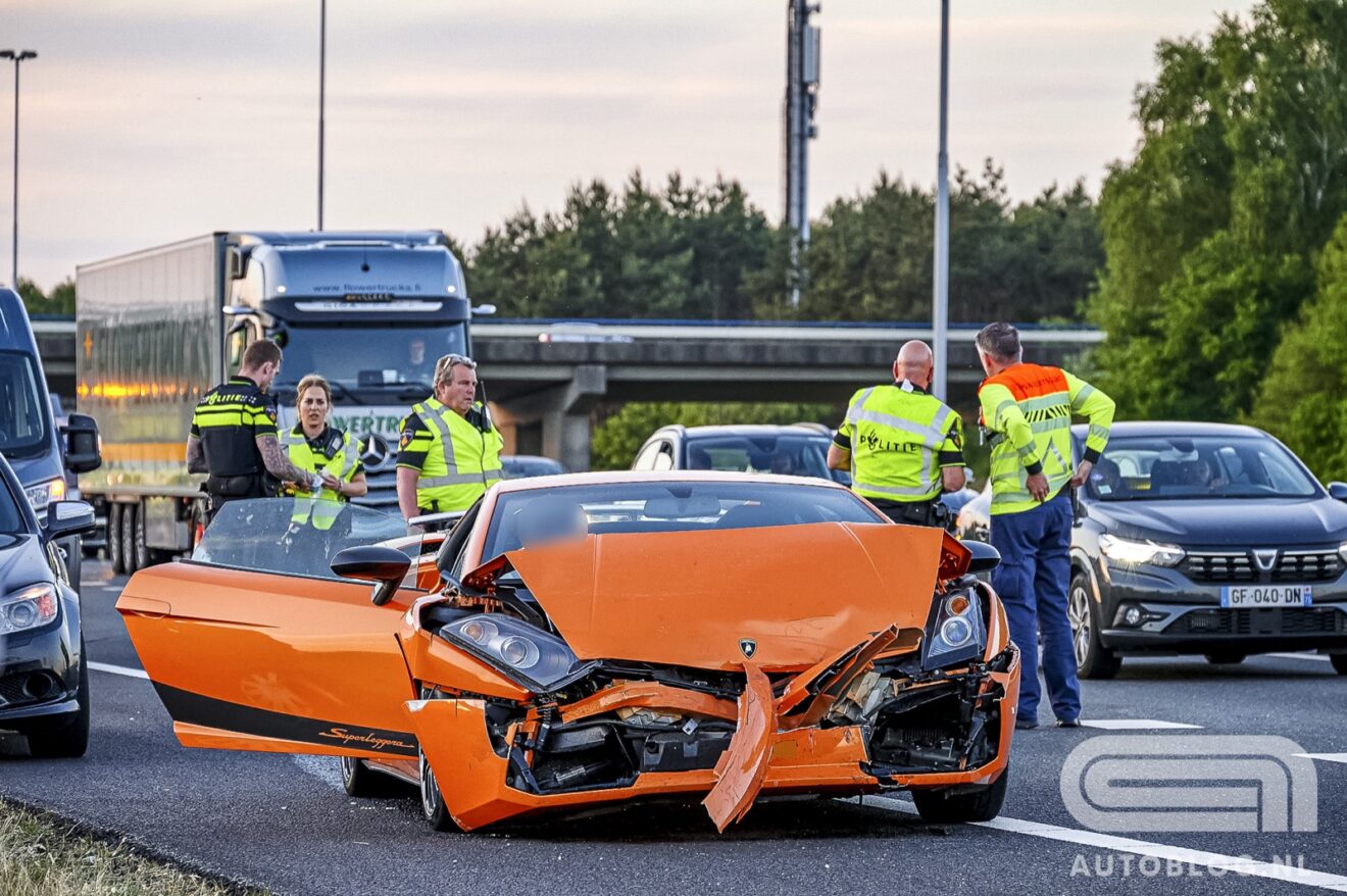 Netherlands: Aanzienlijke schade aan peperdure Lamborghini na aanrijding op A16